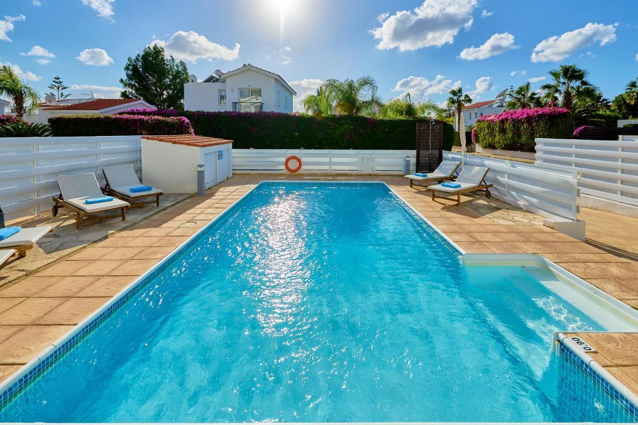 Villa Crystal By Ezoria Villas Коръл бей Екстериор снимка